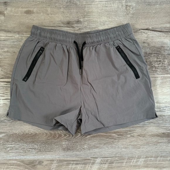 Gray essential mens short shorts lined
Adjustable waist - Picture 2 of 7